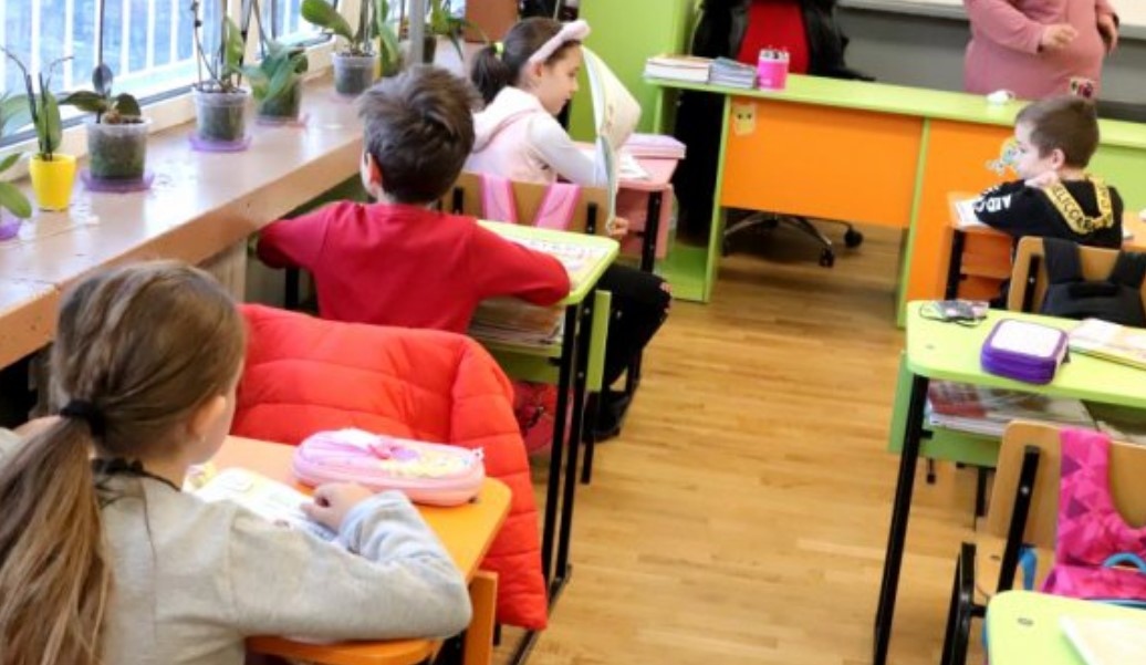 Учениците в страната се започват училище след по дългата междусрочна ваканция